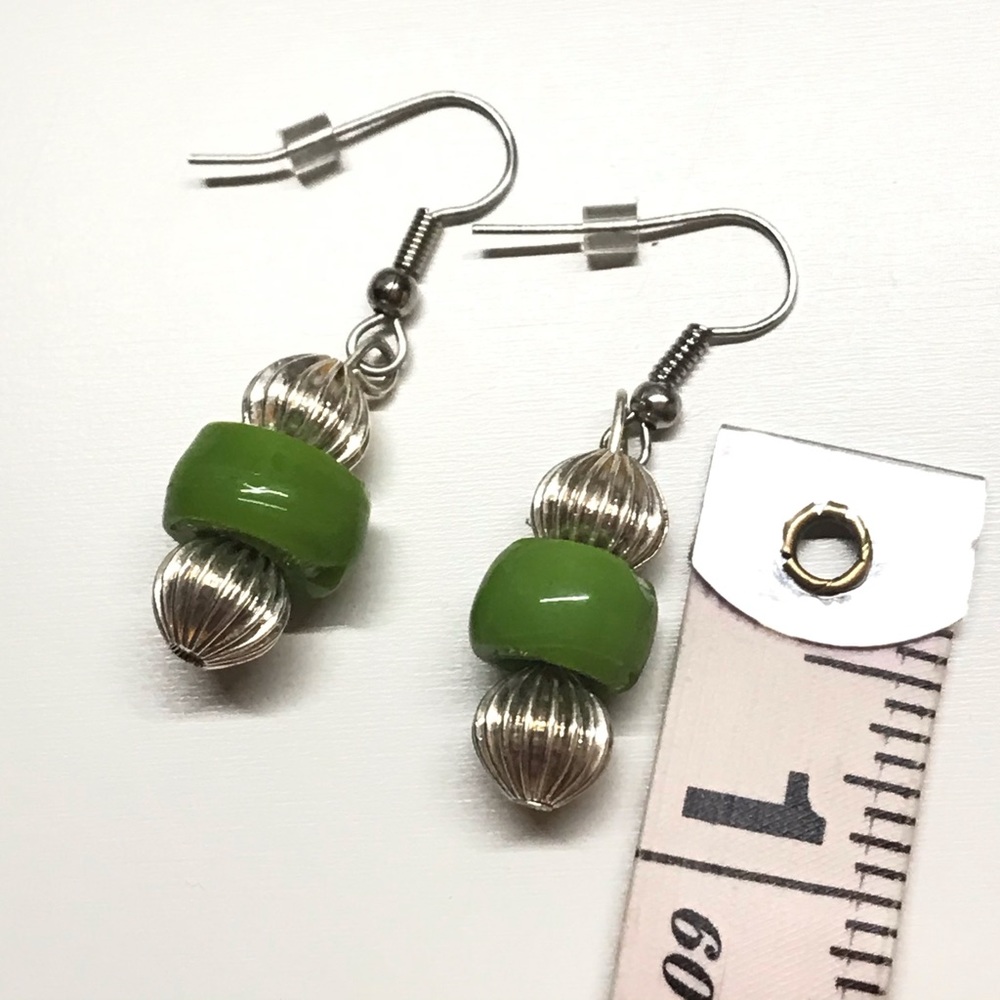 Green dangle earrings beaded earrings Handmade - Picture 4 of 4